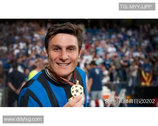 从草根少年到绿茵传奇探寻一代足球明星的成长与辉煌历程