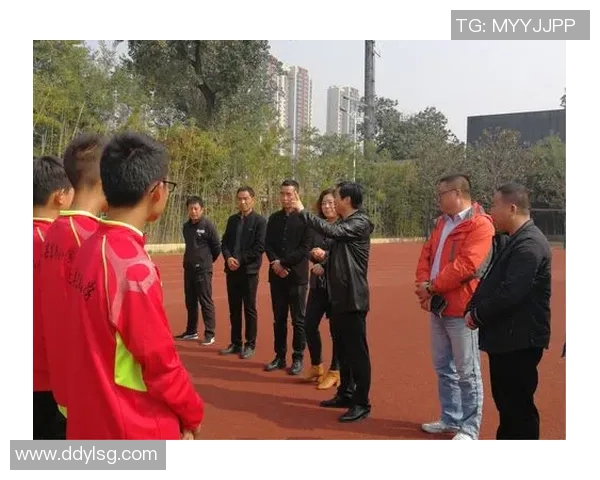 以足球球星玄关挂画点亮家居空间彰显运动激情与时尚品味