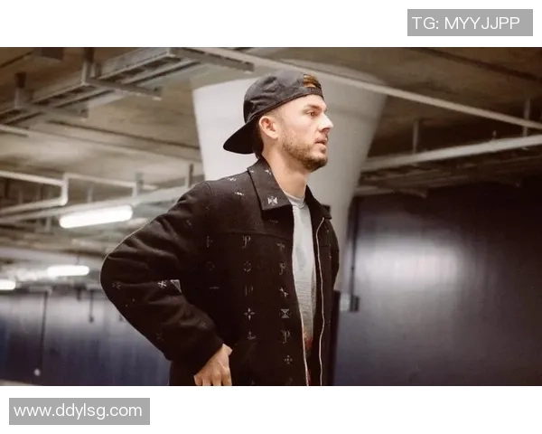 衬衫设计创新足球球星图案穿搭潮流展现运动精神